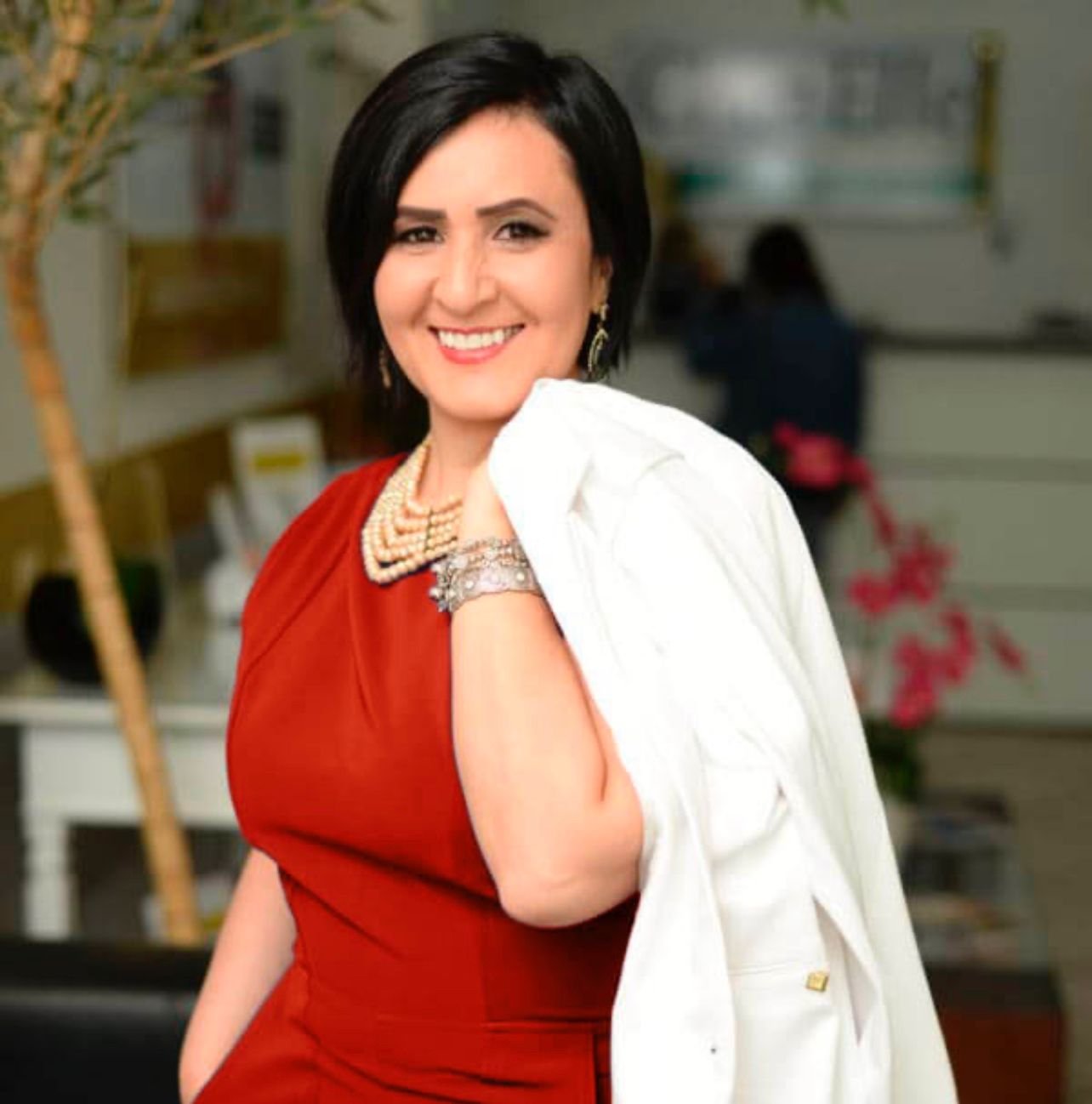 Marisa Ferreira, fundadora da Chez Elle, na recepção da clínica