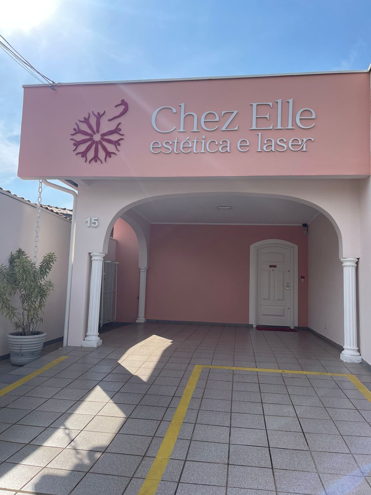 Fachada da Chez Elle na R. Des. Campos Maia, 15, Taquaral
